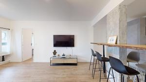 een woonkamer met een bar met stoelen en een tafel bij 199 Suite Monopoly - Superb Apartment in Paris in Parijs +18 foto's