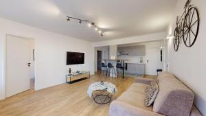 een woonkamer met een bank en een keuken bij 199 Suite Monopoly - Superb Apartment in Paris in Parijs