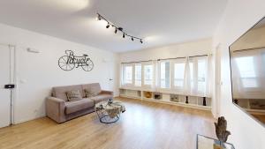 een woonkamer met een bank en een fiets aan de muur bij 199 Suite Monopoly - Superb Apartment in Paris in Parijs