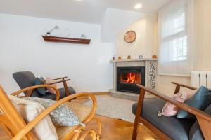 A seating area at Fidalsa Paradise Pines