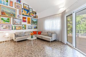 A seating area at Fidalsa Paradise Pines