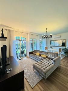 een grote woonkamer met een bank en een tafel bij Casa Caboz in Ponta do Sol