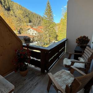 balcone con vasca da bagno e vista sulle montagne di Apartmenthaus Beaverwier a Biberwier