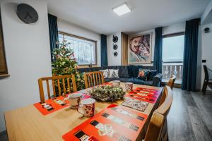 een eetkamer met een tafel met een kerstboom bij Mountain Base - Dom Hrabiego - AC in Zakopane
