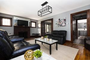 Posezení v ubytování 5BR, close to Niagara Falls State Park + 28 fotografií