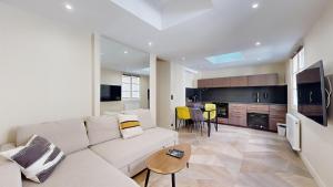 Televízia a/alebo spoločenská miestnosť v ubytovaní 170 Suite Z - Superbe Appartement à Paris