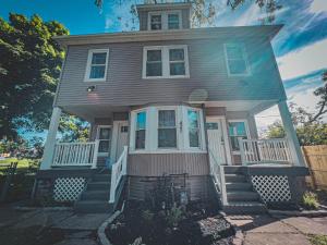 Casa pequeña con porche delantero y escaleras en Comfy 4BR-Free Parking-Wi-Fi in Niagara Falls NY, en Niagara Falls