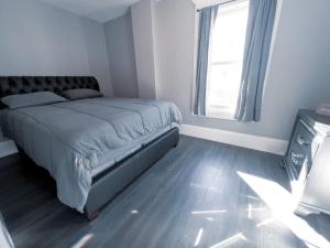 Postel nebo postele na pokoji v ubytování Comfy 4BR-Free Parking-Wi-Fi in Niagara Falls NY