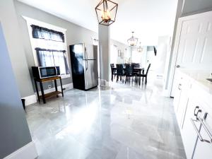 cocina y comedor con suelo de baldosa grande en Comfy 4BR-Free Parking-Wi-Fi in Niagara Falls NY, en Niagara Falls
