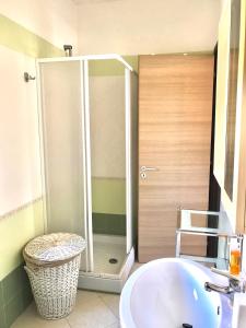 Un baño con ducha y lavabo blanco. en Pizzo Beach Studio 121G, en Pizzo