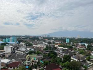 un paesaggio urbano di una città con montagne sullo sfondo di SR Complex a Chiang Mai