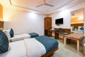 TV a/nebo společenská místnost v ubytování Hotel Shri Vinayak in City Centre at New Delhi Railway Station-By RCG Hotels