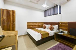 Postel nebo postele na pokoji v ubytování Hotel Shri Vinayak in City Centre at New Delhi Railway Station-By RCG Hotels