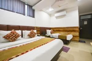 Postel nebo postele na pokoji v ubytování Hotel Shri Vinayak in City Centre at New Delhi Railway Station-By RCG Hotels
