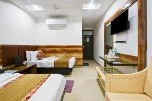 TV a/nebo společenská místnost v ubytování Hotel Shri Vinayak in City Centre at New Delhi Railway Station-By RCG Hotels