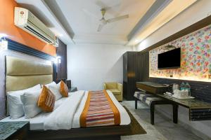 Postel nebo postele na pokoji v ubytování Hotel Shri Vinayak in City Centre at New Delhi Railway Station-By RCG Hotels