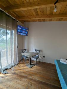 TV a/nebo společenská místnost v ubytování Cubo House