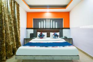 Postel nebo postele na pokoji v ubytování Hotel Shri Vinayak in City Centre at New Delhi Railway Station-By RCG Hotels
