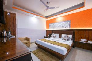 Postel nebo postele na pokoji v ubytování Hotel Shri Vinayak in City Centre at New Delhi Railway Station-By RCG Hotels
