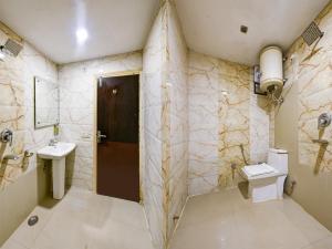 Koupelna v ubytování Hotel Shri Vinayak in City Centre at New Delhi Railway Station-By RCG Hotels