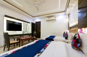 TV a/nebo společenská místnost v ubytování Hotel Shri Vinayak in City Centre at New Delhi Railway Station-By RCG Hotels
