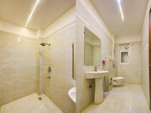 Koupelna v ubytování Hotel Shri Vinayak in City Centre at New Delhi Railway Station-By RCG Hotels