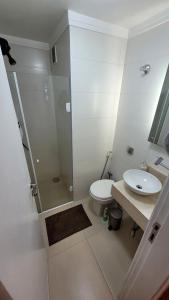 a bathroom with a shower and a toilet and a sink at Quarto e banheiro privativos no Jardins in São Paulo