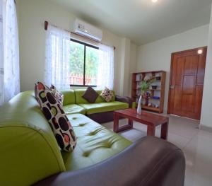 Ruang duduk di Ocean Breeze House