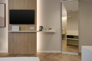 エヴォラにあるHoliday Inn Express Évora by IHGのリビングルーム(壁にテレビ付)