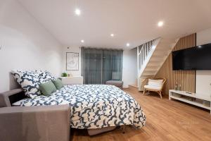 ジョシニーにあるMaison avec jardin 8 personnes près de disney & Parisの大きなベッドと階段のある寝室 +20枚の写真