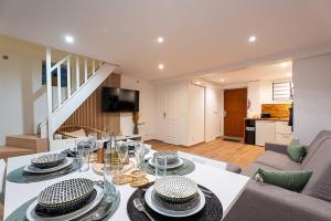 ジョシニーにあるMaison avec jardin 8 personnes près de disney & Parisのリビングルーム(食器付)