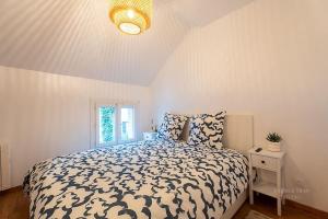 ジョシニーにあるMaison avec jardin 8 personnes près de disney & Parisのベッドと窓のある寝室