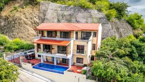 Hồ bơi trong/gần 2 Bedroom Ocean-View Condo with Pool