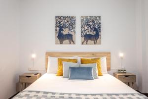 ein Schlafzimmer mit zwei Gemälden von Pferden an der Wand in der Unterkunft 1 parada al Casco Viejo, 1 min en metro - Santutxu in Bilbao