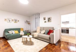 ein Wohnzimmer mit Sofa und Tisch in der Unterkunft 1 parada al Casco Viejo, 1 min en metro - Santutxu in Bilbao + 20 Fotos