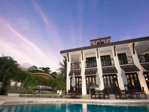 科克2-BD Ocean-View Condo on 3rd Floor的一座建筑前面设有游泳池