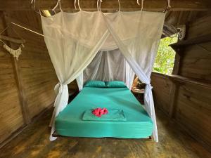 En eller flere senge i et værelse på La Aldea Hostel Comunidad