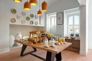 Una habitación con una mesa con comida encima. en Holiday Inn Express Évora by IHG, en Évora