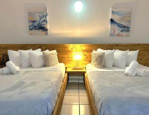 Postel nebo postele na pokoji v ubytování Nautilus by La Jamaca Hotels-Downtown La Parguera
