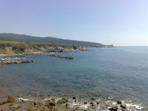 uma vista para o oceano a partir da costa em Albergo Pensione Ardenza SELF CHECK-IN em Livorno