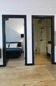 Ένα ή περισσότερα κρεβάτια σε δωμάτιο στο Kings Apartments