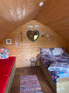 Ένα ή περισσότερα κρεβάτια σε δωμάτιο στο The Hideaway Muff