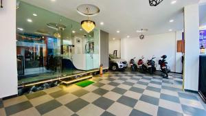 ウッジャインにあるHotel Krishnarchanaの二輪車が駐車するガレージ付きの部屋