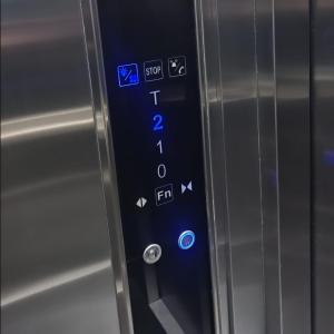 un primer plano de un mando a distancia en un refrigerador en LEVEL TERRAZAS exclusivo con parrillas privadas, en Bahía Blanca