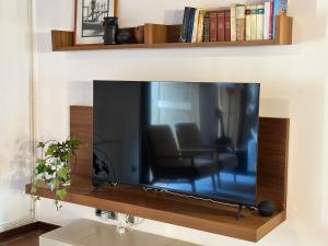 Una televisión o centro de entretenimiento en Casa do Bidueiro