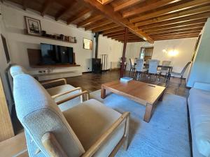 una sala de estar con un sofá y una mesa en Casa do Bidueiro, en Luou