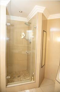 Ένα μπάνιο στο Two-Bedroom Durban Point Waterfront Penthouse +24 φωτογραφίες