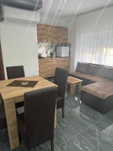 Eldhús eða eldhúskrókur á Sobe i Apartmani Casa Mia
