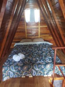a bed in a room in a wooden cabin at Pousada e Camping Tio Wil in Extrema +69 photos
