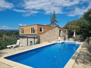 een villa met zwembad voor een huis bij La Roche 10 in Aigues-Vives